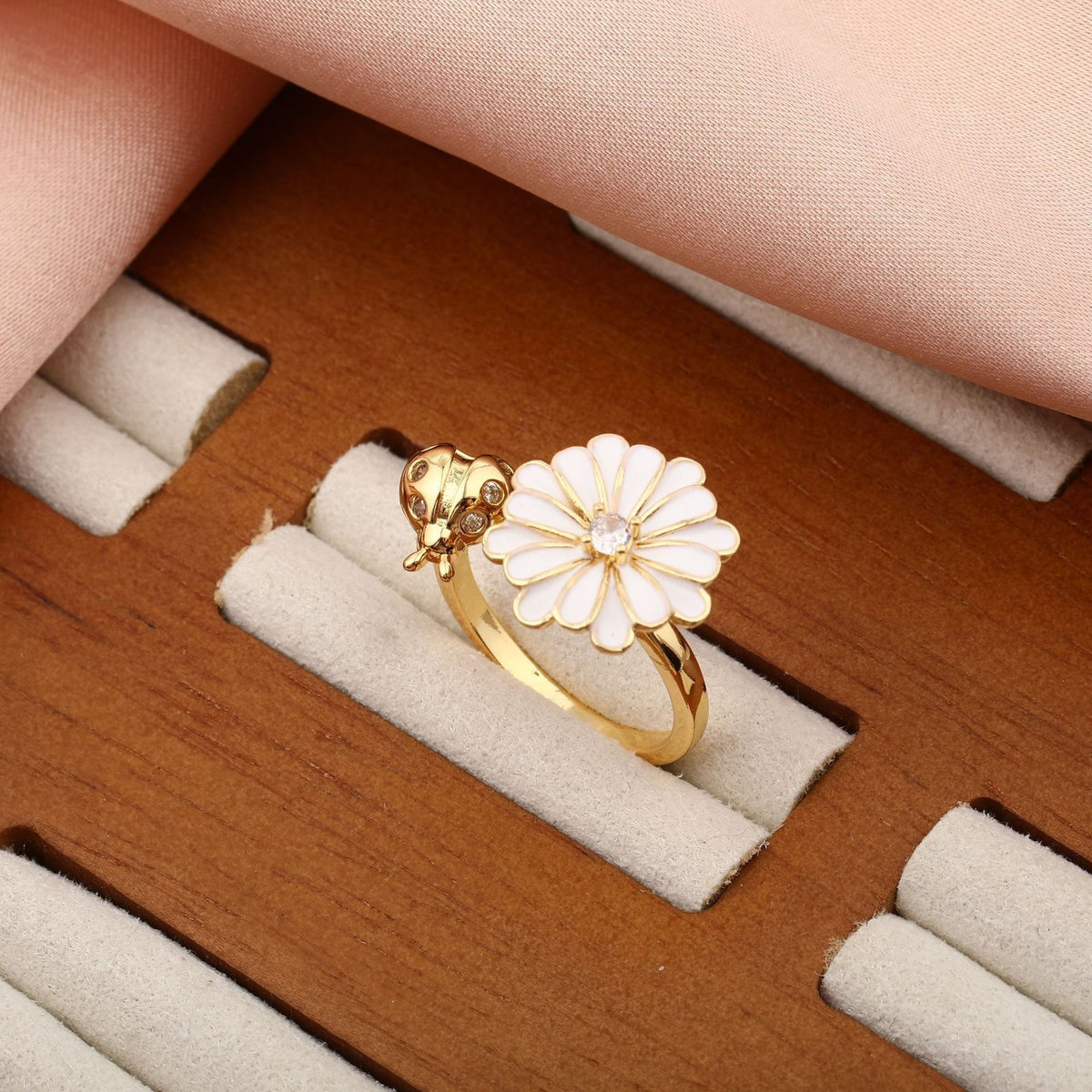 Rotatable flower ring