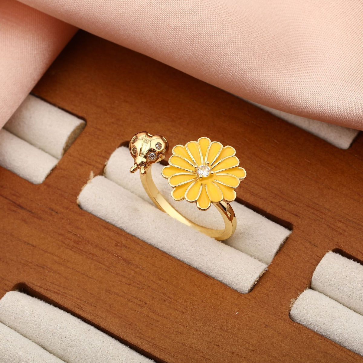 Rotatable flower ring