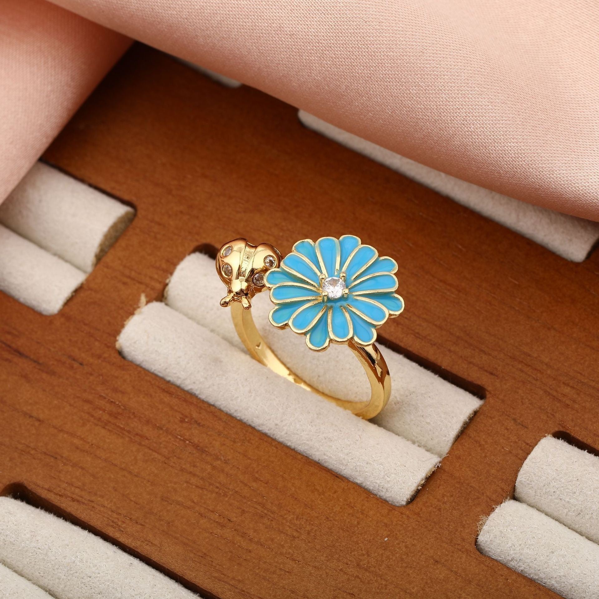 Rotatable flower ring